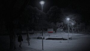 Praça com pouca iluminação pública, deixando as pessoas expostas aos perigos noturnos